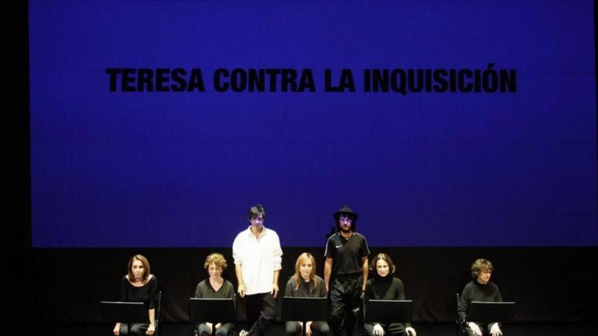 Lectura dramatizada de la obra de Paco Bezera (con sombrero) en la Sala Berlanga de Madrid.