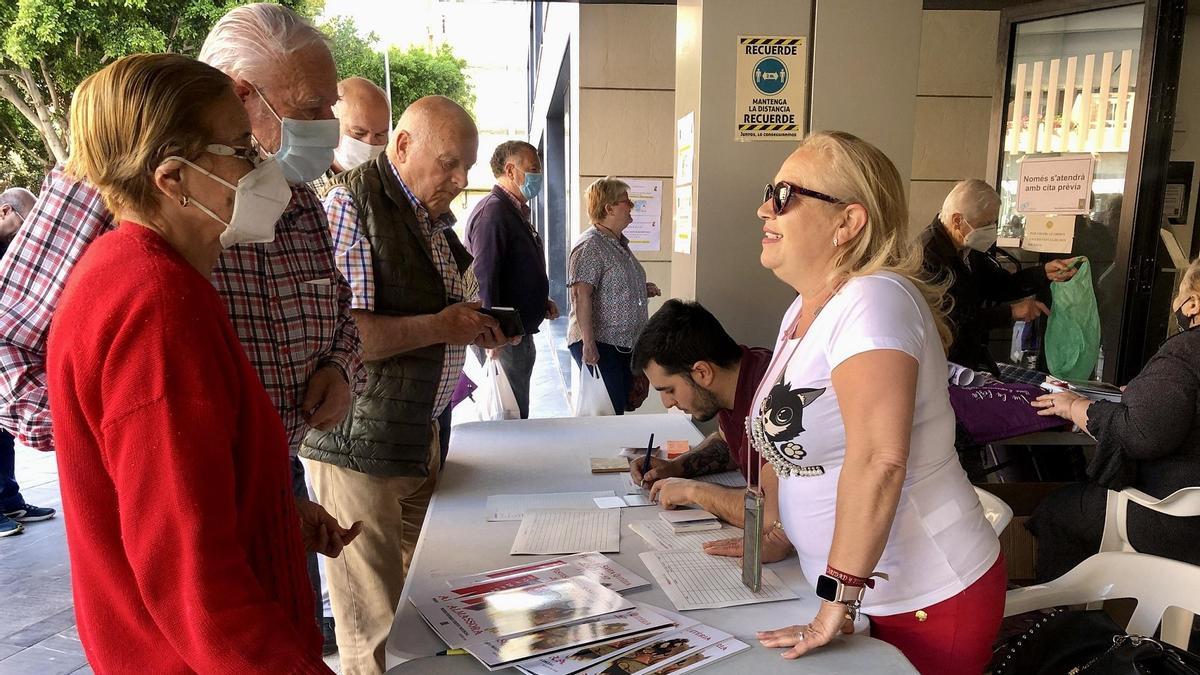 La Junta Local de Fiestas entrega en los bajos del ayuntamiento los &#039;llibrets&#039; con los actos de Santa Quitèria 2022.