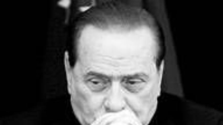 Italia busca una salida al lío de faldas que acosa a Berlusconi