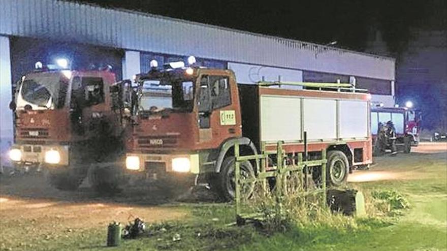 Arden de madrugada tres naves del polígono El Pelícano de Villa del Río