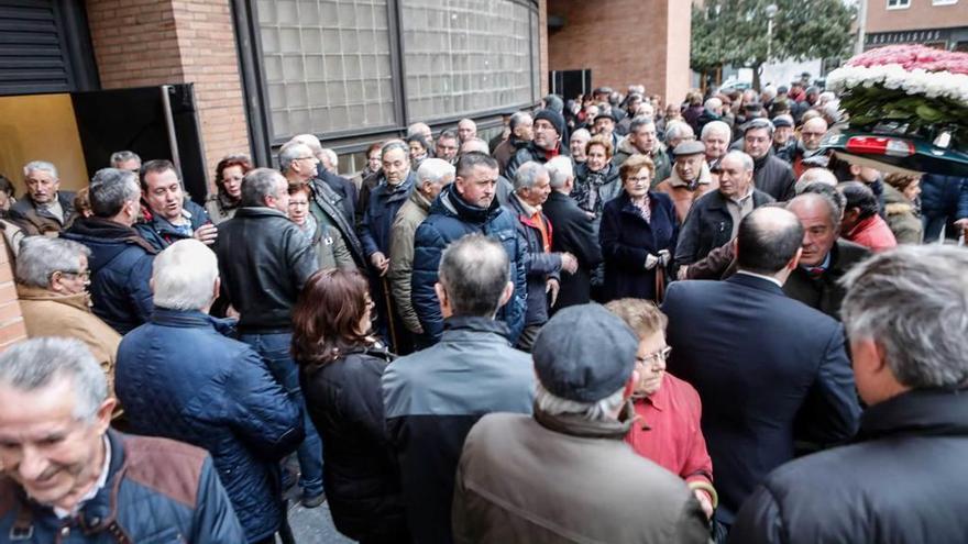 Asistentes al funeral en la iglesia de Fátima.