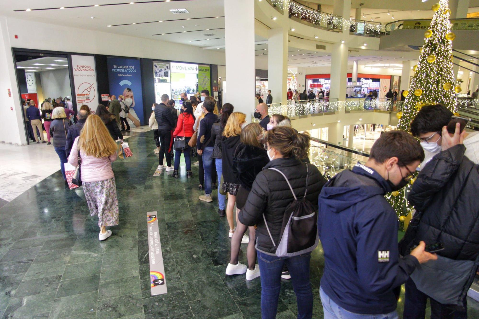 Colas de tres horas en la campaña de vacunación de este viernes en La Salera