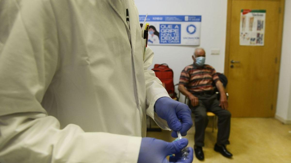 Un hombre espera para recibir la vacuna contra la gripe, el 25 de octubre de 2021.