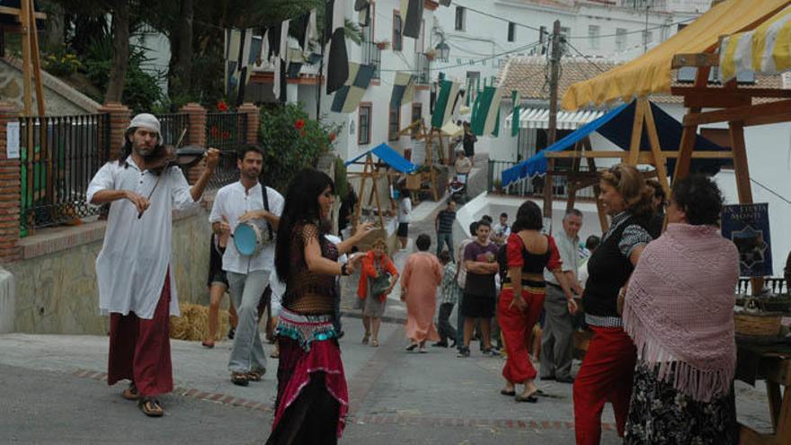 Imagen de las calles de Cútar durante una edición pasada de la Fiesta del Monfí.