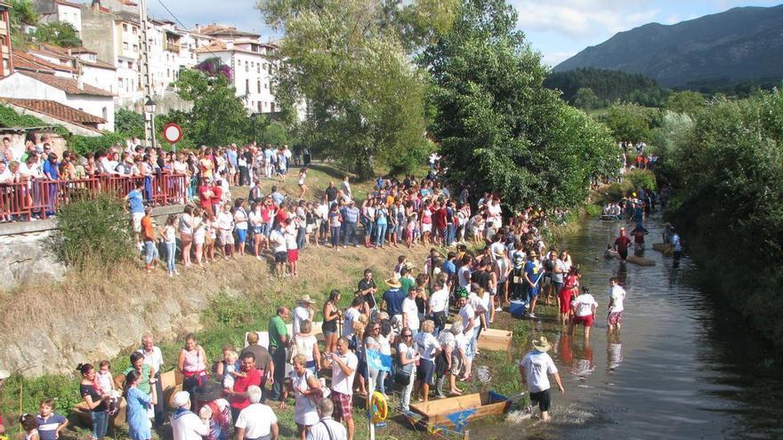 San Hilarión abre tres días de fiestas en Colunga con música, gastronomía y el Descenso Folklórico del Río Libardón