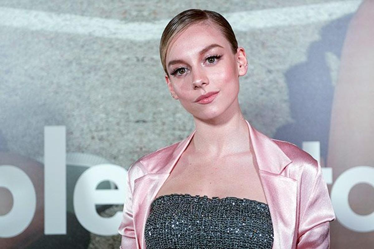 Ester Expósito con la chaqueta rosa de Bershka