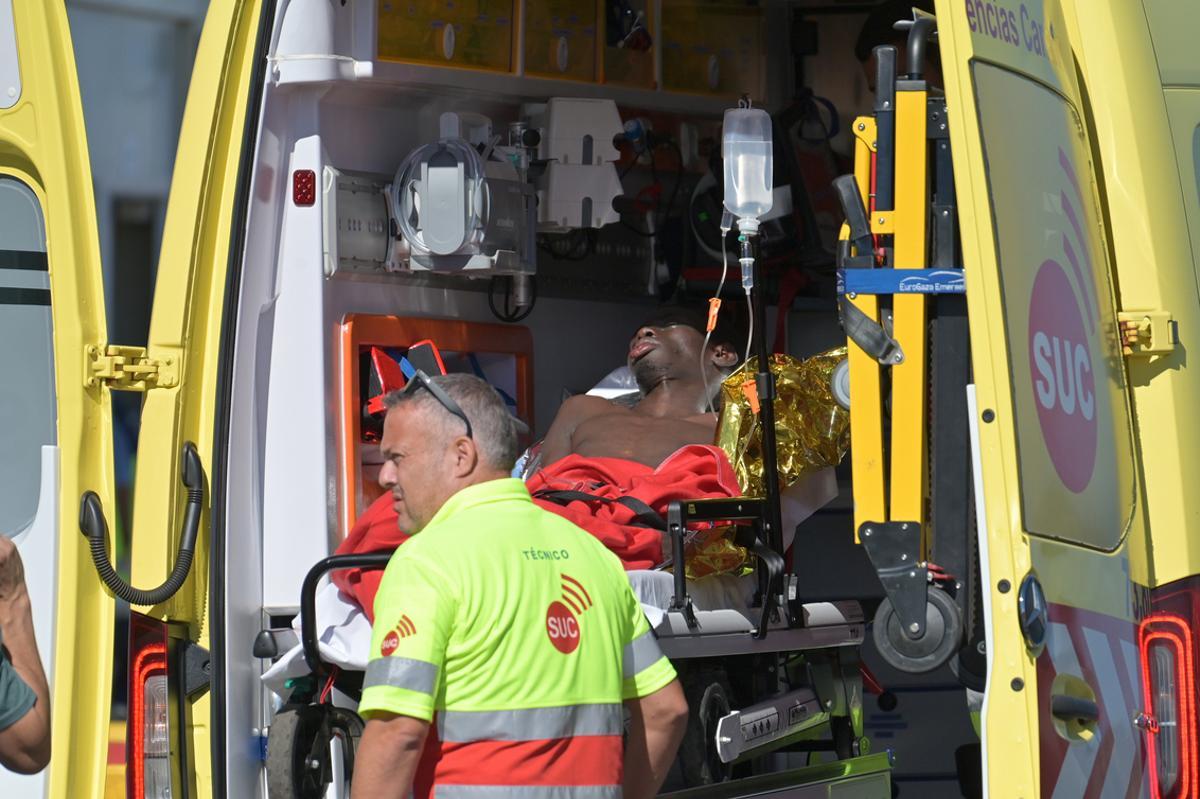Salvamento auxilia a un cayuco con 131 personas que llega escorado a El Hierro