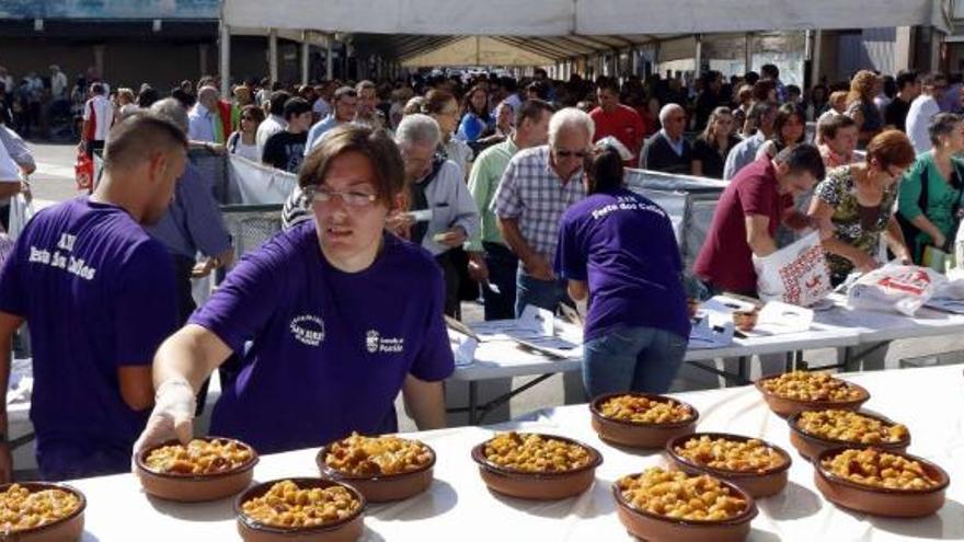 El personal de la fiesta recoge las raciones para despacharlas a los comensales, ayer, durante la degustación en Porriño.  // A. Hernández