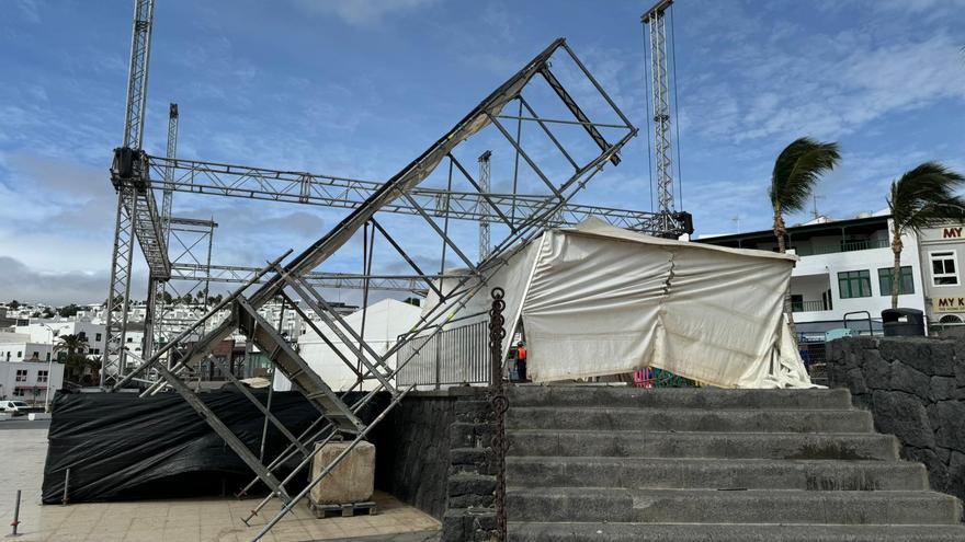 El viento tumba parte del escenario del carnaval de Puerto del Carmen