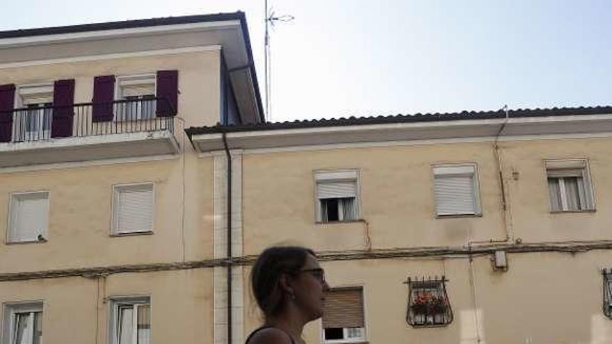 Una mujer camina por la calle Oviedo.