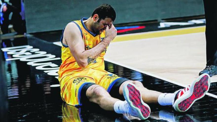 Ioannis Bourousis se lamenta sentado en el parqué de la lesión de rodilla que sufrió ante el Andorra el pasado sábado.