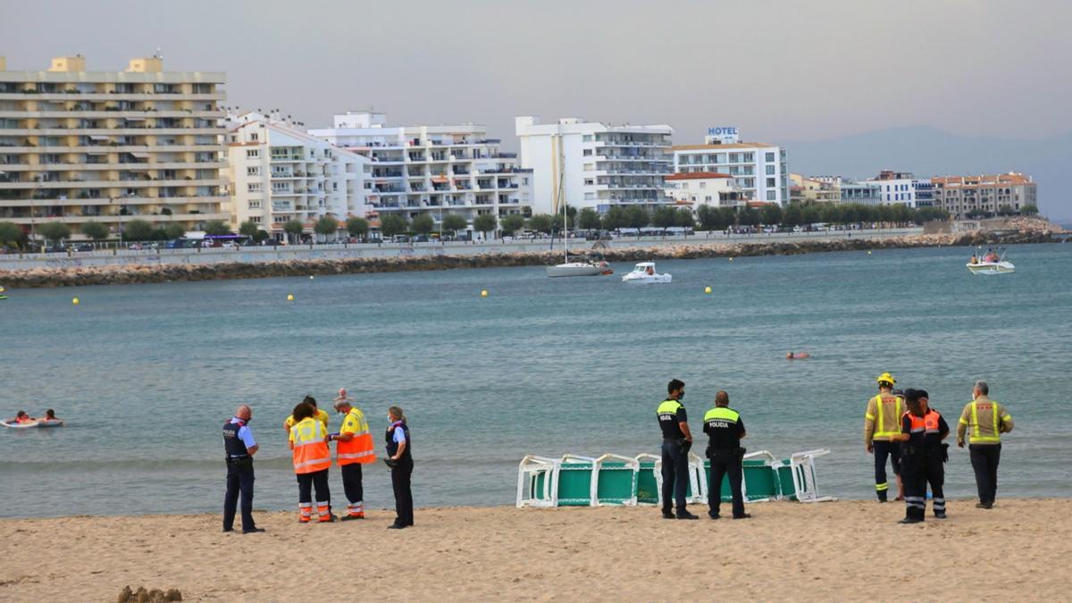 Els professionals dels cossos d&#039;emergència a la platja en el moment en què un home va perdre la vida mentre es banyava