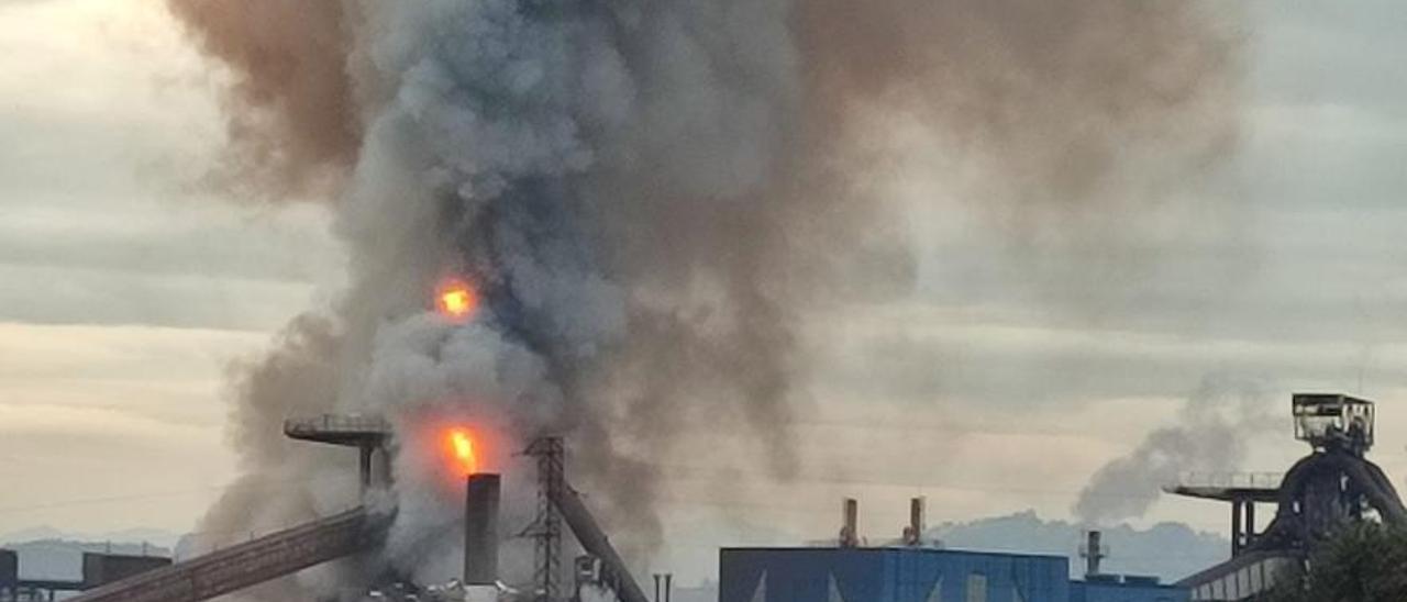 EN IMÁGENES: Un incendio obliga a evacuar el horno alto A de Arcelor en Gijón.