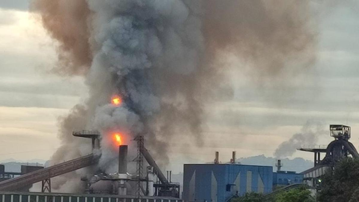 EN IMÁGENES: Un incendio obliga a evacuar el horno alto A de Arcelor en Gijón.