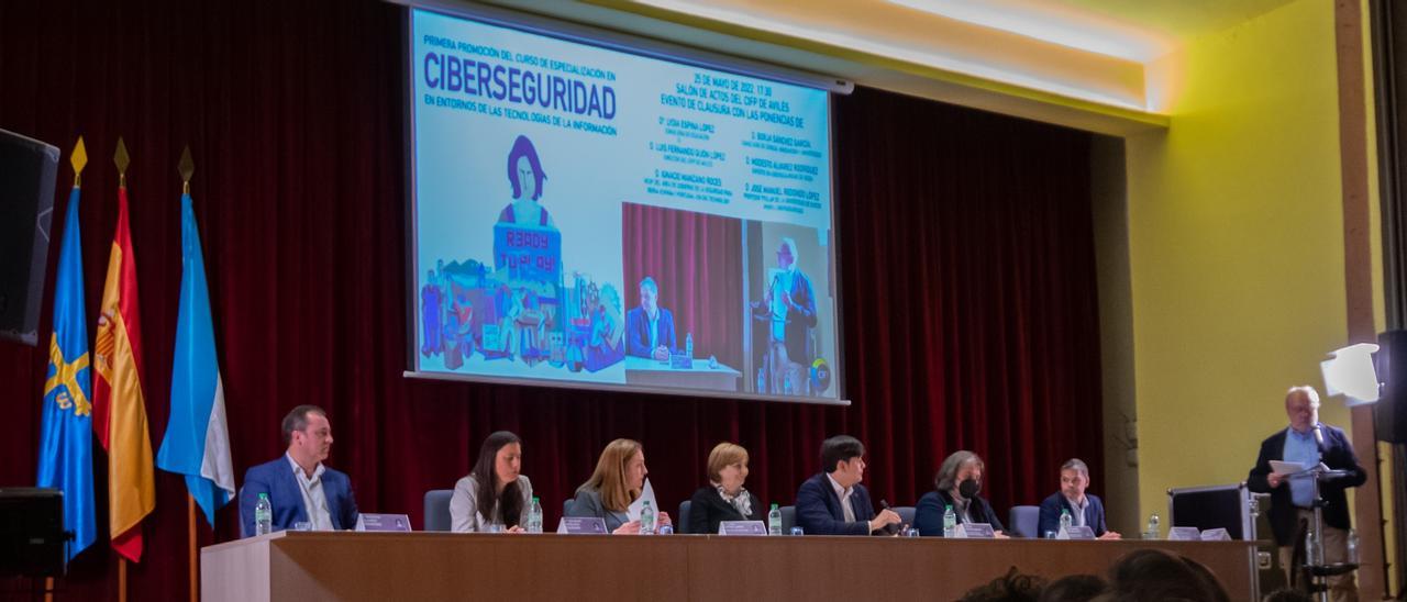 Por la izquierda, Modesto Álvarez, Soledad Antelada, Lydia Espina, Mariví Monteserín, Borja Sánchez, José Manuel Redondo, Ignacio Manzano y Luis Gijón, director del CIFP de Avilés.