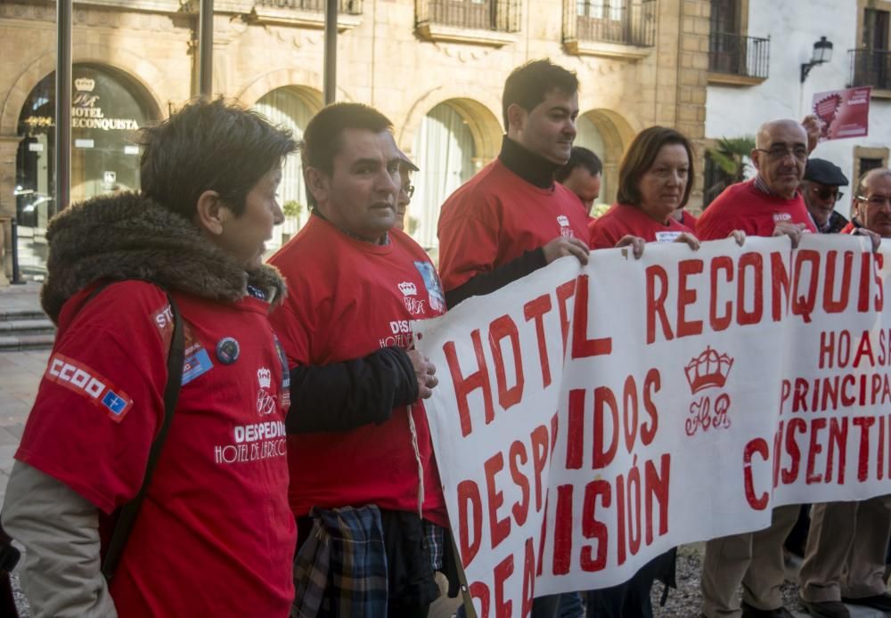 Concentración a la puerta del hotel Reconquista