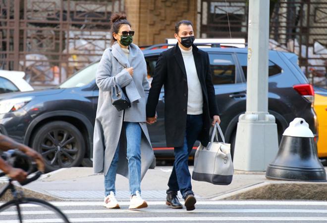 Katie Holmes, con look urbano protagonizado por vaqueros rectos y zapatillas clásicas