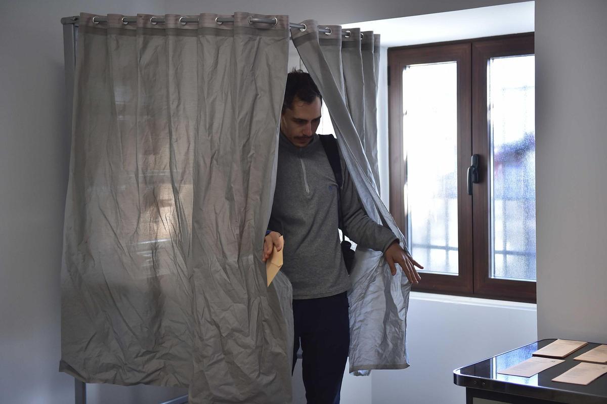 Fotogalería | Elecciones en Extremadura: Así votan este 21D en Jarilla y Villar de Plasencia