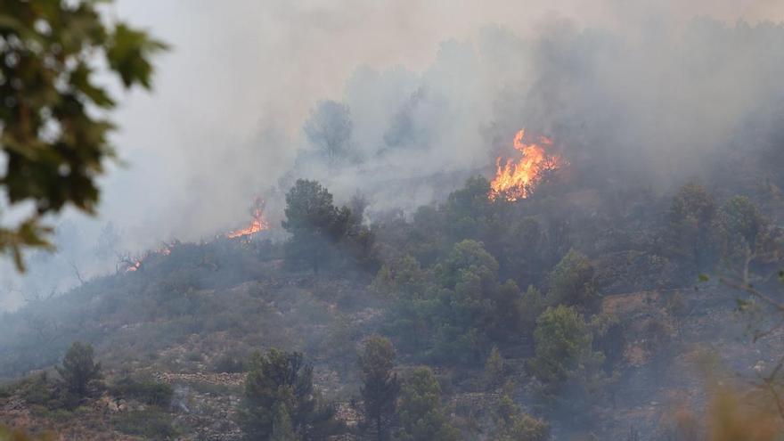 Incendio en la Vall d'Uixó: todos los municipios desalojados, confinados y carreteras cortadas