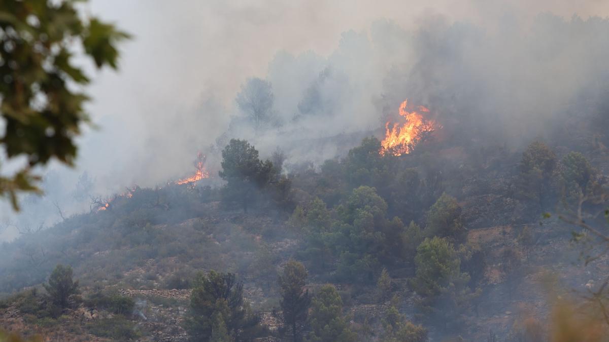 El avance sin control del fuego de la Vall d’Uixó pone en vilo a 50.000 personas