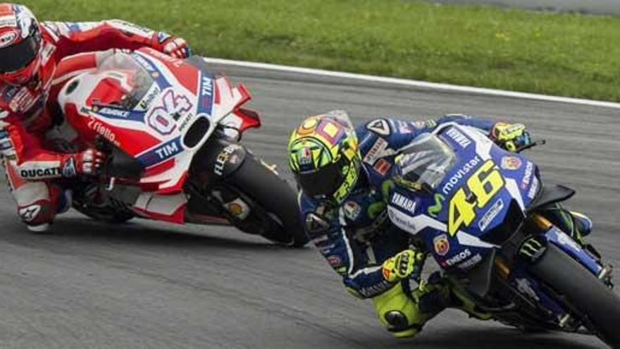 Rossi, por delante de Dovizioso en la pista.