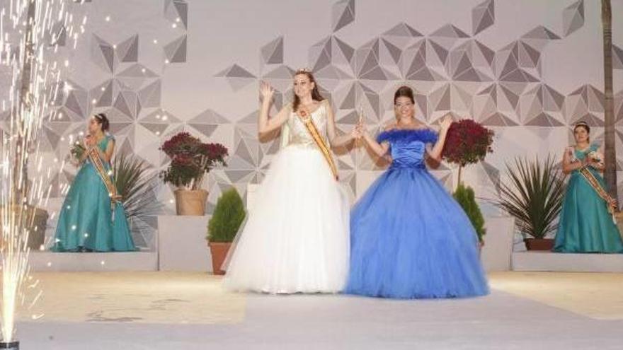 Jero Arranz, reina de 2018, presenta al pueblo de La Nucía a Mari Fernández como futura reina de 2019.