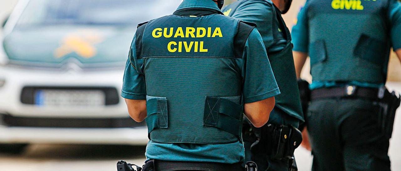 Imagen de archivo de tres agentes de la Guardia Civil.