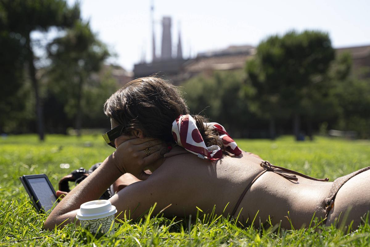 Expats y turistas normalizan tomar el sol en parques urbanos, incluso en bikini o bañador en Barcelona