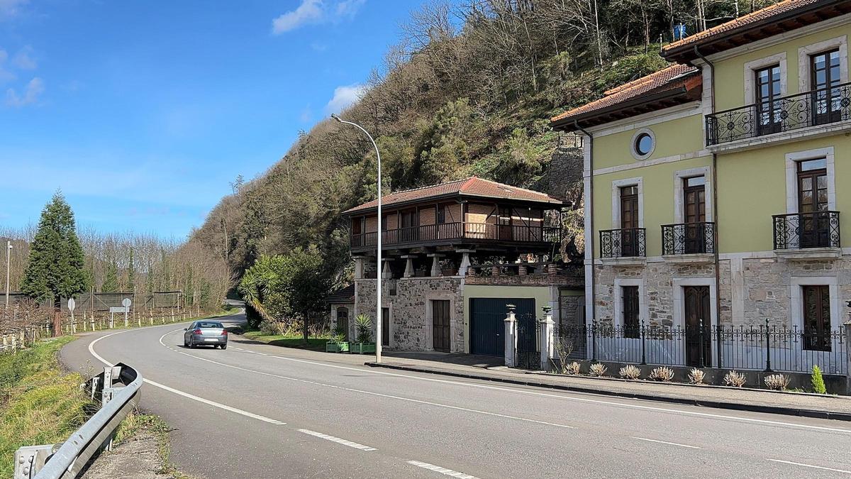 Un vehículo circula por la carretera AS-15 a su paso por Casas del Puente (Salas).