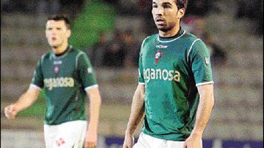 Roberto Souza, en primer término, en un partido con el Racing de Ferrol. / Polo