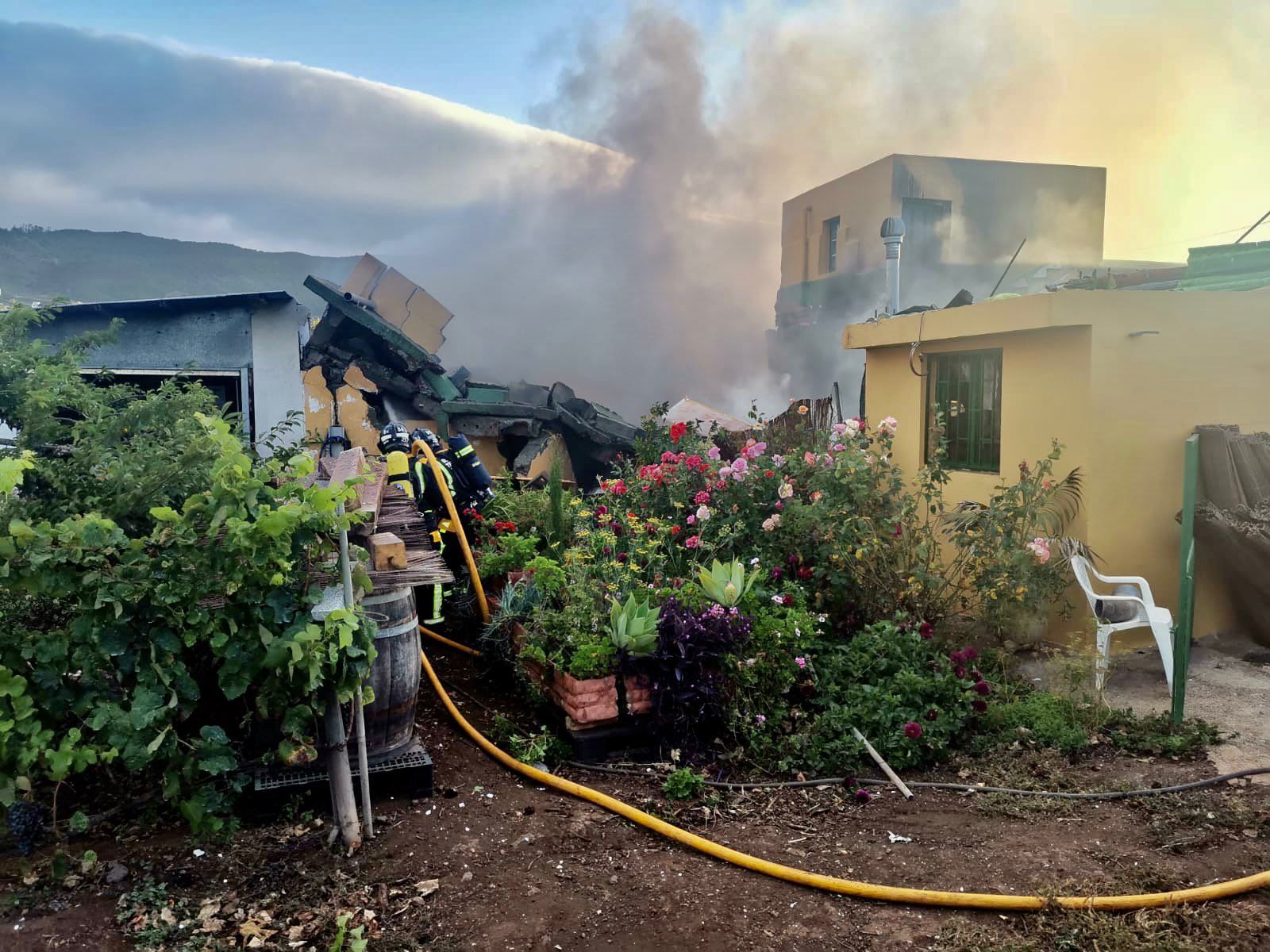 Incendio y derrumbe parcial de una vivienda en La Laguna (25/08/2021)