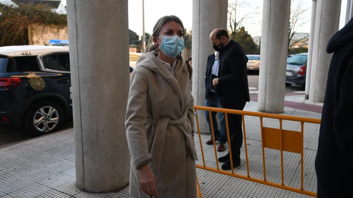 La delegada de la Xunta en Pontevedra, Luisa Piñeiro, entrando en los juzgados esta mañana.