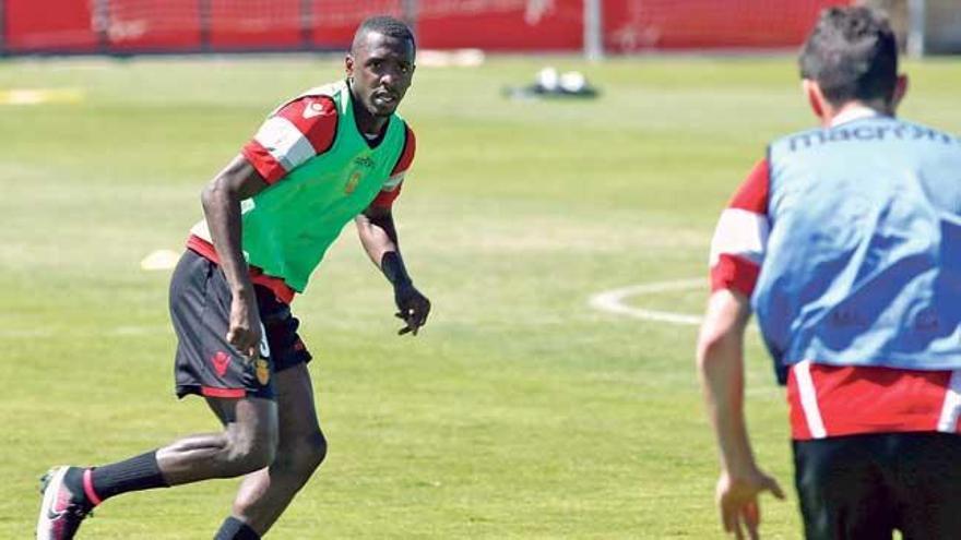 Sissoko mira a Damià durante la sesión de entrenamiento de ayer en Son Bibiloni.