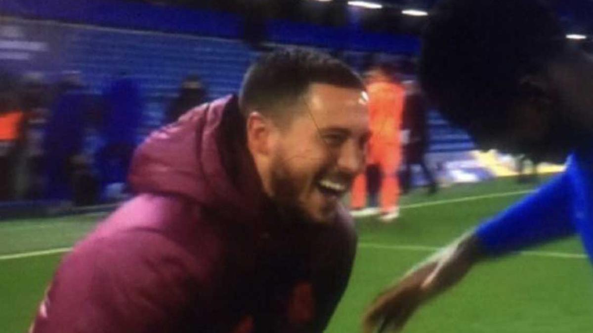 Hazrad charla sonriente con un futbolista del Chelsea, su antiguo equipo.