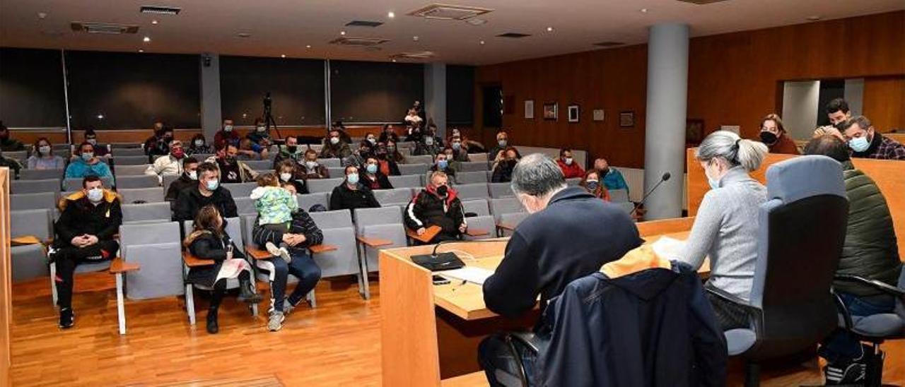 Sesión plenaria celebrada anoche en el Concello de Cangas, con asistencia de percebeiros. |   // G.NÚÑEZ