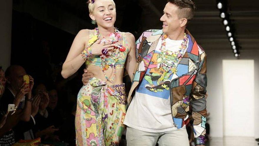 Jeremy Scott muestra su &#039;Dirty hippie&#039; de la mano de Miley Cyrus