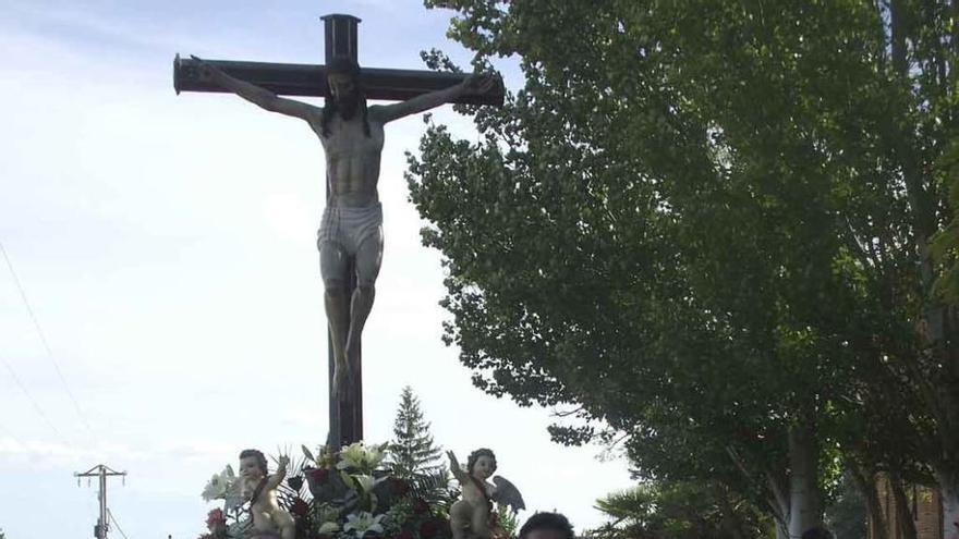 Hermanos acompañan a la imagen del Cristo de las Batallas por el entorno de la ermita.