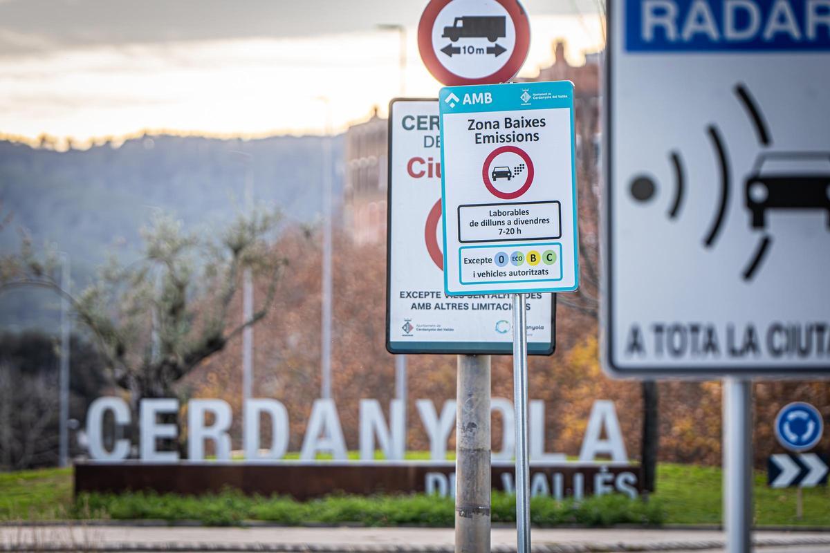 Señal de la Zona de Bajas Emisiones de Cerdanyola del Vallès.