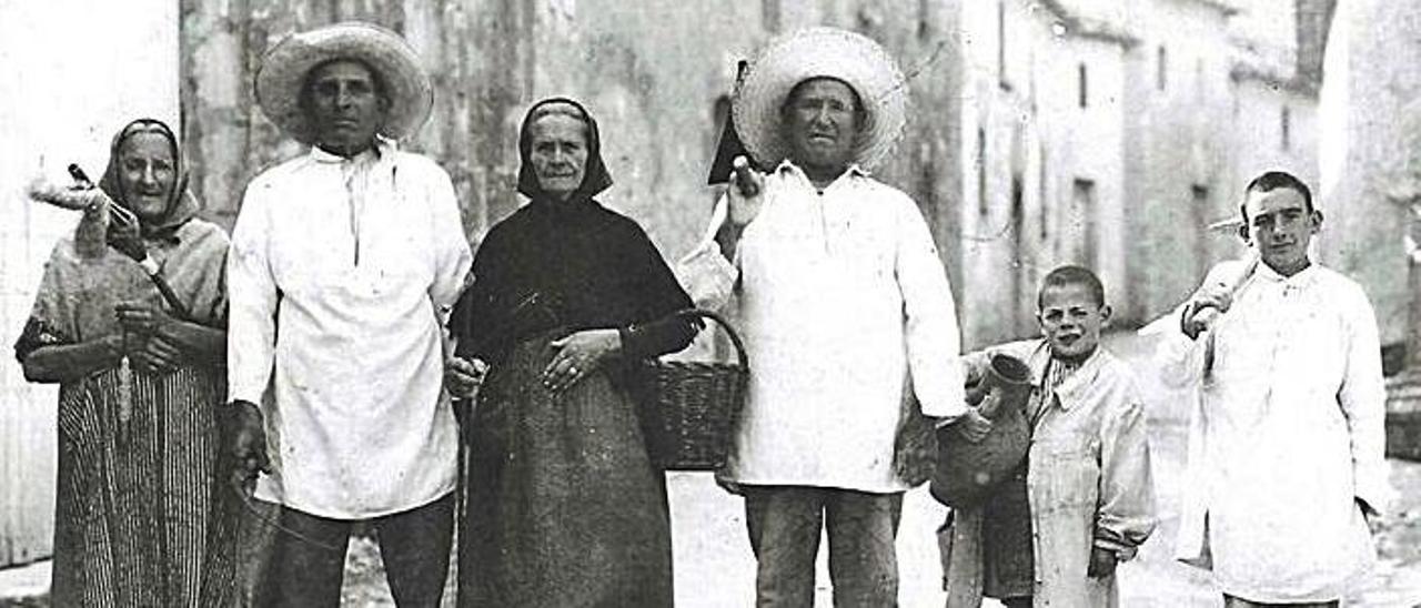 Un grupo de payeses en el ‘carrer Tort’, en los años 30.