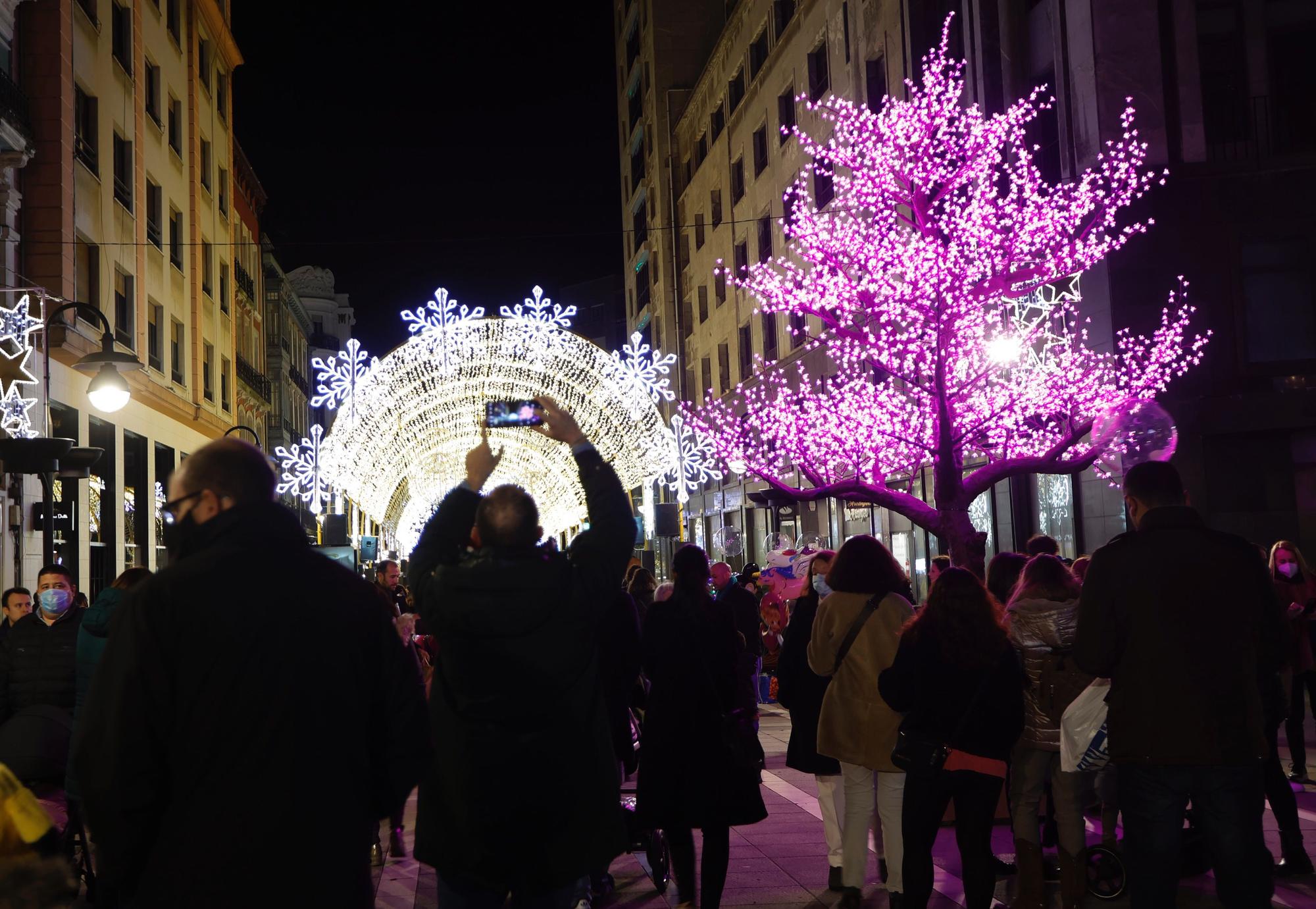 El espíritu navideño desborda de luz y de gente las calles de Oviedo