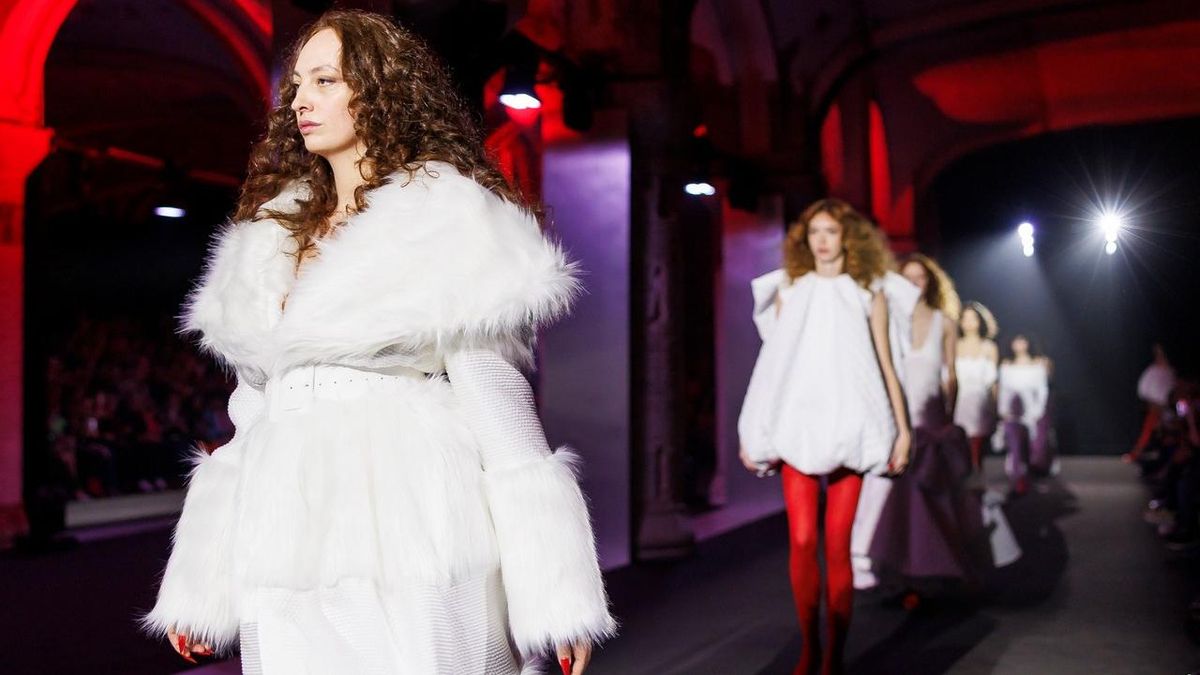 Desfile de Anel Yaos, encabezado por la 'influencer' Marta Camin.