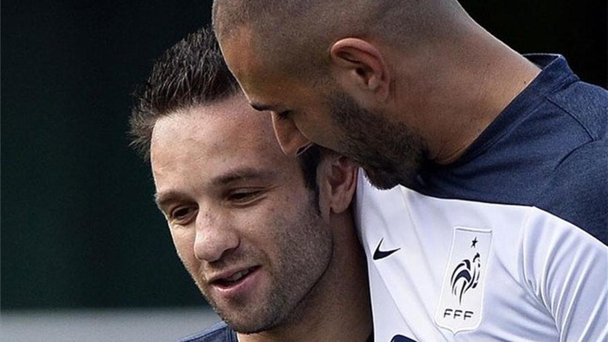 Benzema, junto a Valbuena en un entrenamiento de la selección