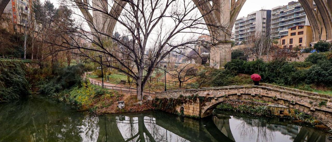 Estanque y puente de Buidaoli, junto al cauce del río Barxell y bajo el puente de San Jorge. | JUANI RUZ