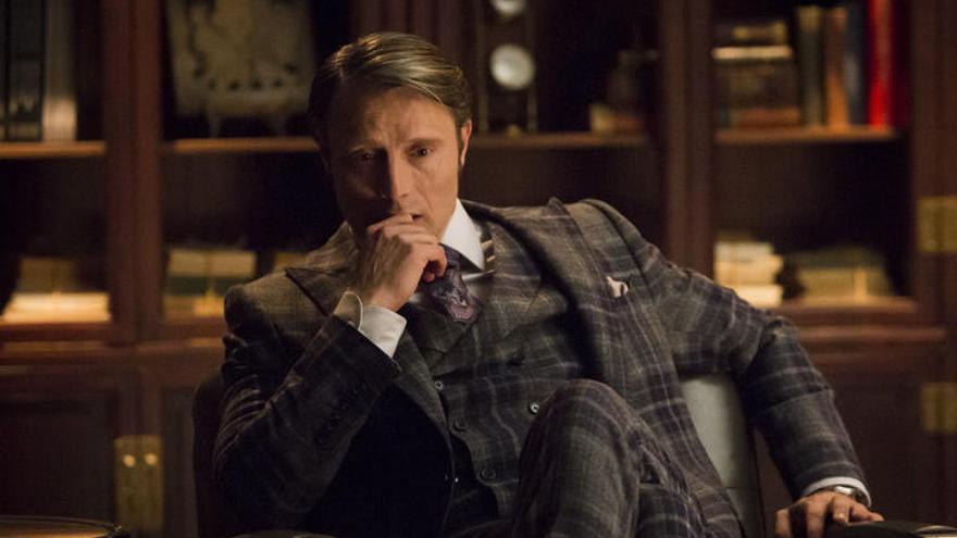 Mads Mikkelsen es el doctor Hannibal Lecter.