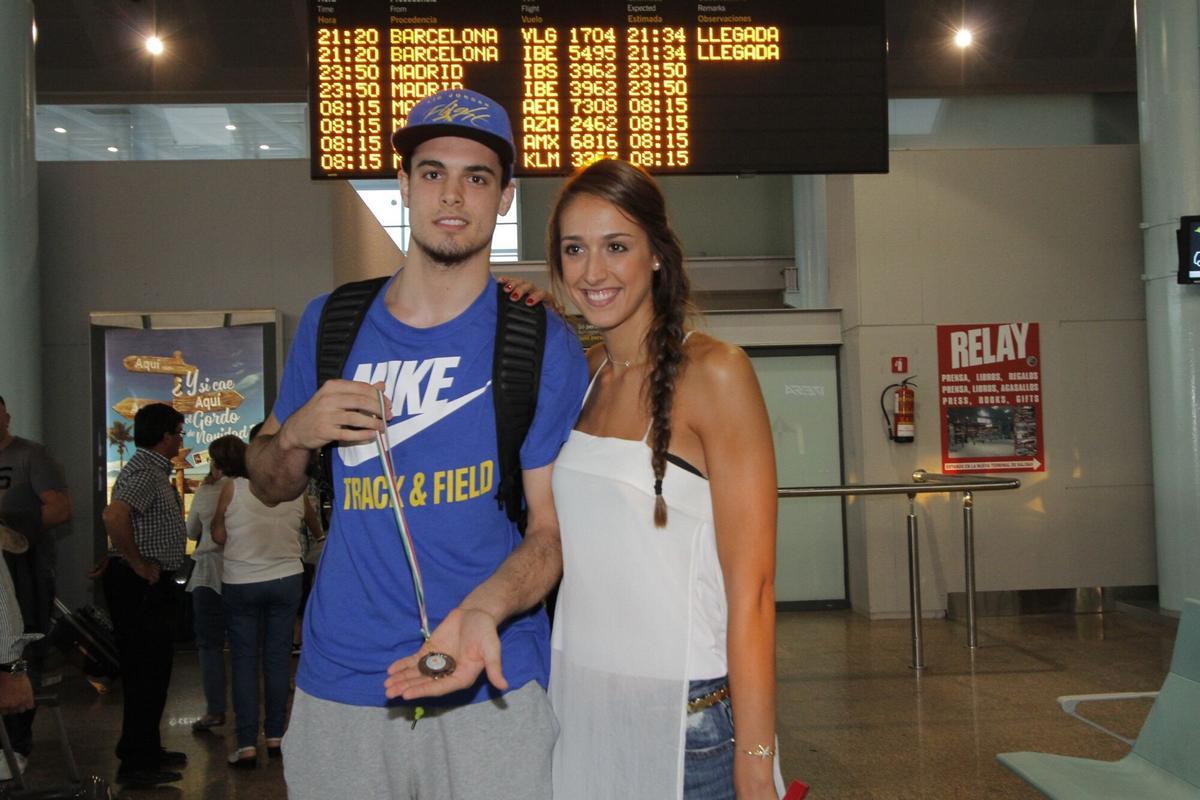 LLEGADA AL AEROPUERTO DE PEINADOR DE ALBERTO ABALDE, TRAS CONSEGUIR LA MEDALLA DE PLATA EN EL CAMPEONATO EUROPEO SUB20 DE BALONCESTO, JUNTO A SU HERMANA TAMARA. SUB 20