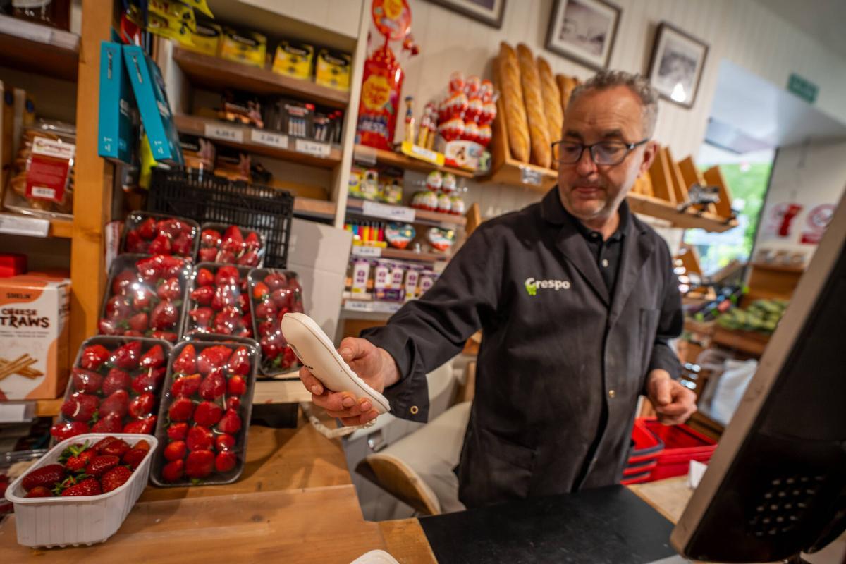 Los súpers retiran contrarreloj la comida que ha quedado en mal estado por el apagón