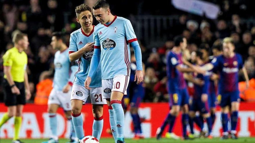 Emre Mor y Aspas hablan tras uno de los goles del Barcelona. // LOF