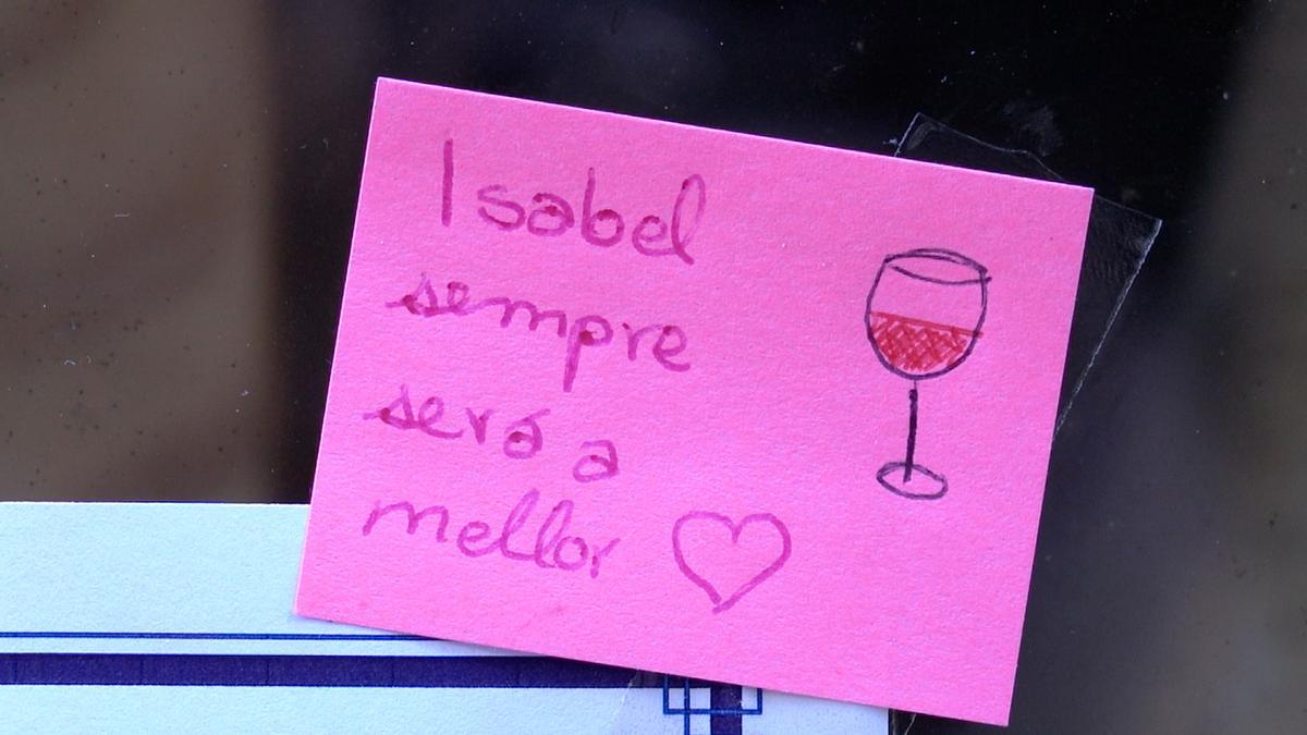 Nota de pesar por la muerte de "Isa", la dueña de O Filandón, en el escaparate del bar