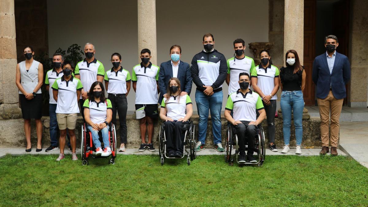 El presidente de la Junta de Extremadura, con Alberto Ginés, Miriam Casillas, Cristina Cabaña, Álvaro Martín, Javier Cienfuegos, Juan Antonio Valle, Inés Felipe, Loida Zabala, Isabel Yinghua Hernández, Juan Bautista Pérez, y Francisco Javier López