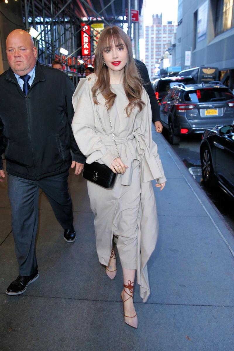 Lily Collins luciendo un vestido gabardina en NY